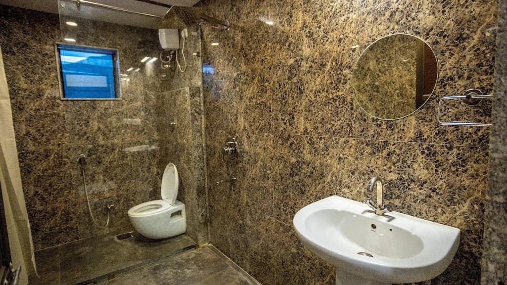 https://royalrajasthantravel.s3.amazonaws.com/public/property_photos/1790438238640-328.jpg